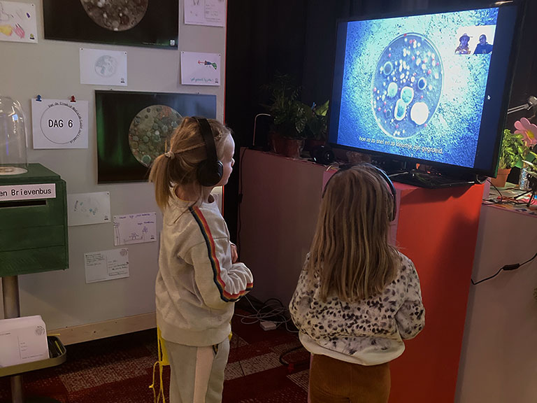 artscience Zoom reflections microbes microben cinekid nina van hartskamp installatie interactief art film screens worldswithin art installation experiment